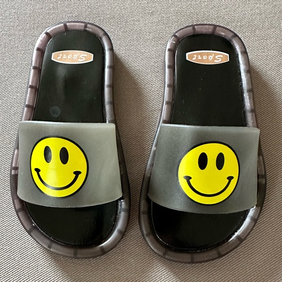 Chinatown Market Smiley Face Slides / Slippers - Picture 1 of 3